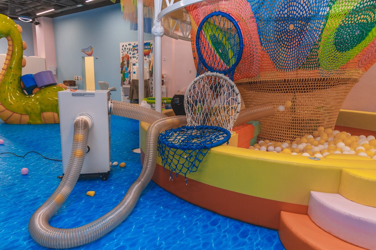 Шарики из сухого бассейна дезинфицирует чудо-машина