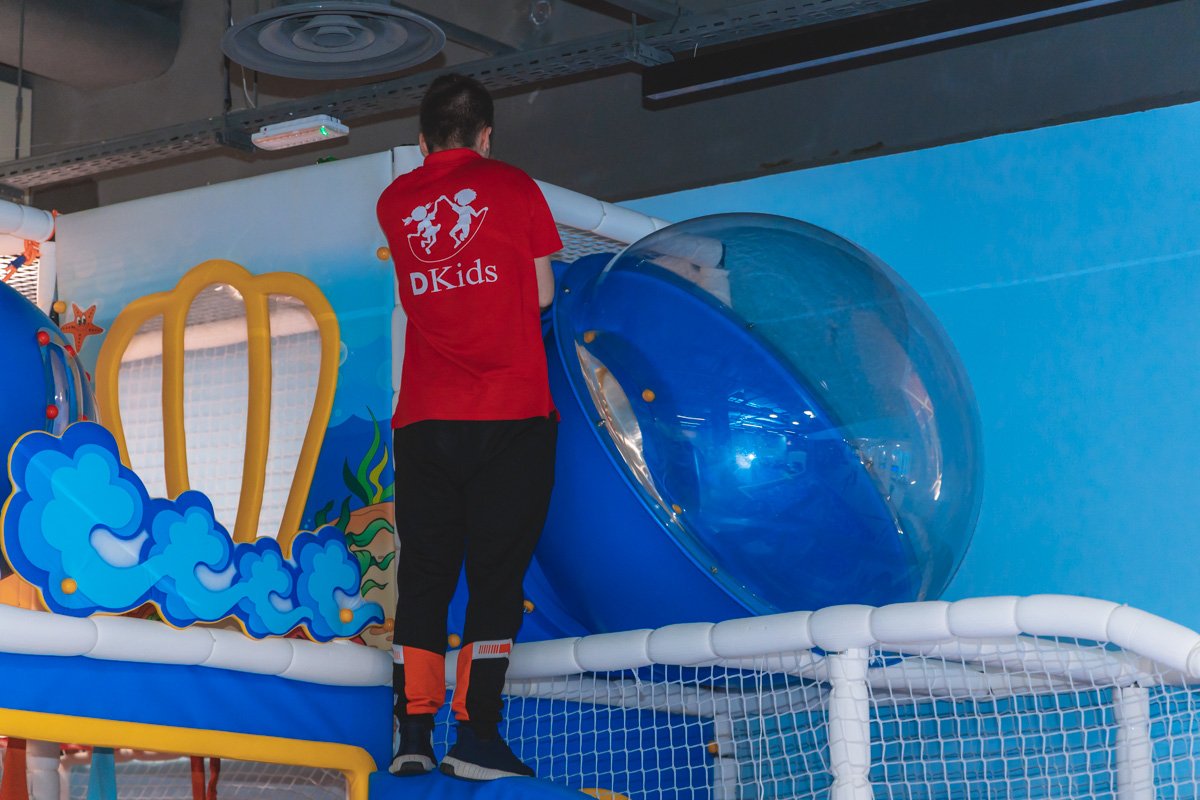 Сотрудники проверяют надежность всех креплений