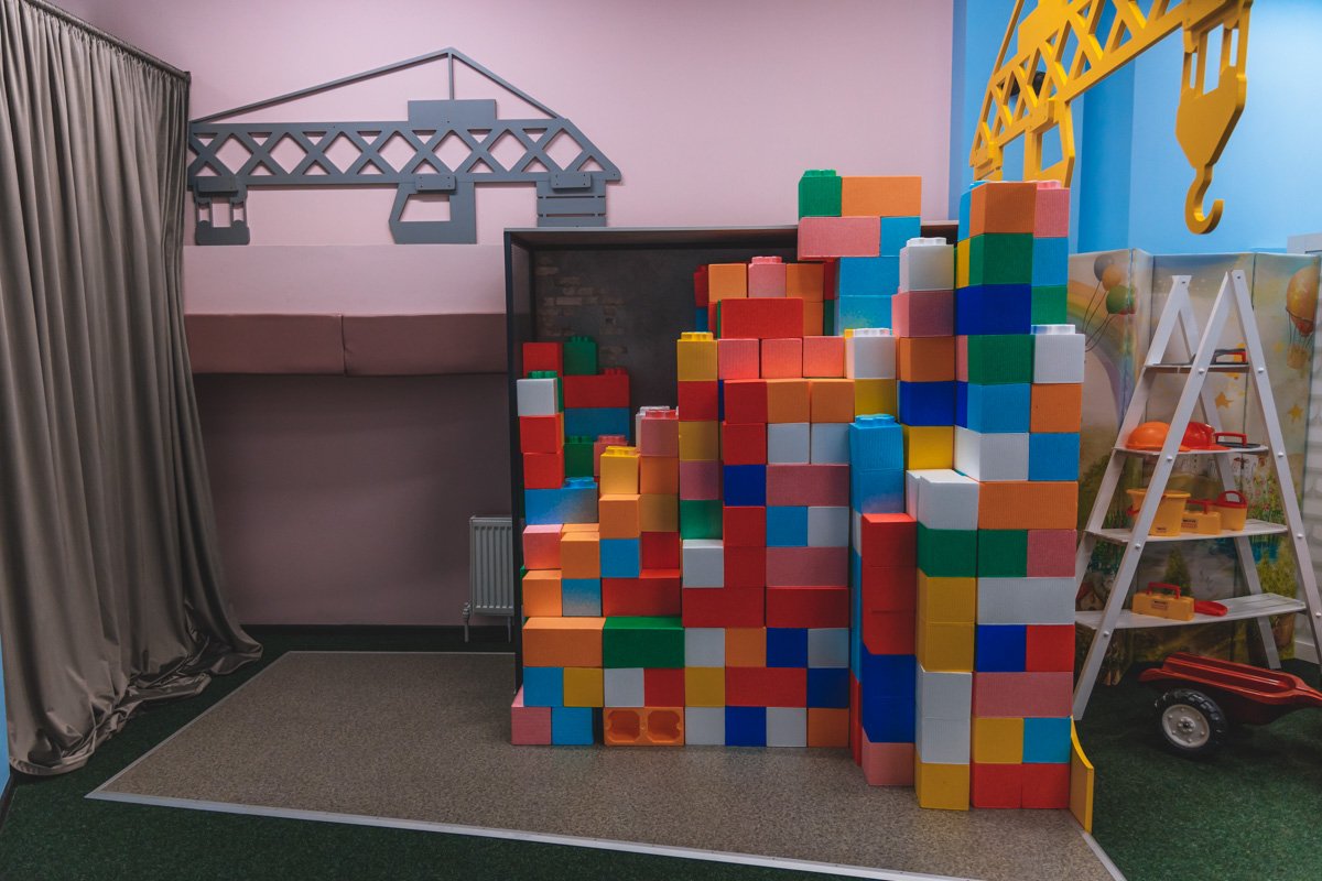 Если дом из этих кирпичей упадет на строителя, это будет весело