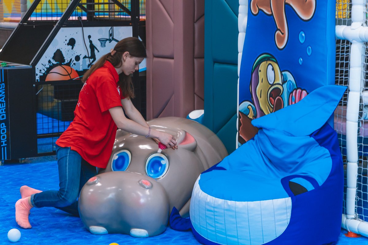 Дезинфицируют и проверяют каждую игрушку