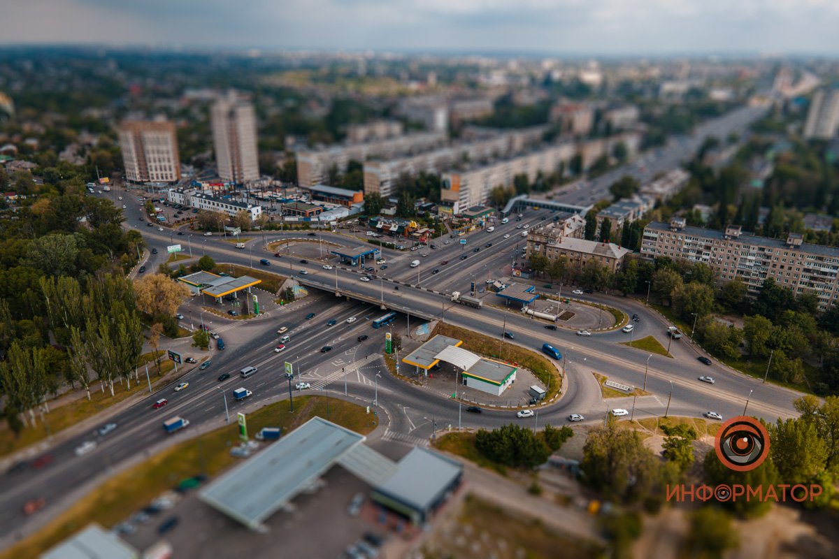 И небо, что сильно хмурится. И небо, что сильно хмурится.