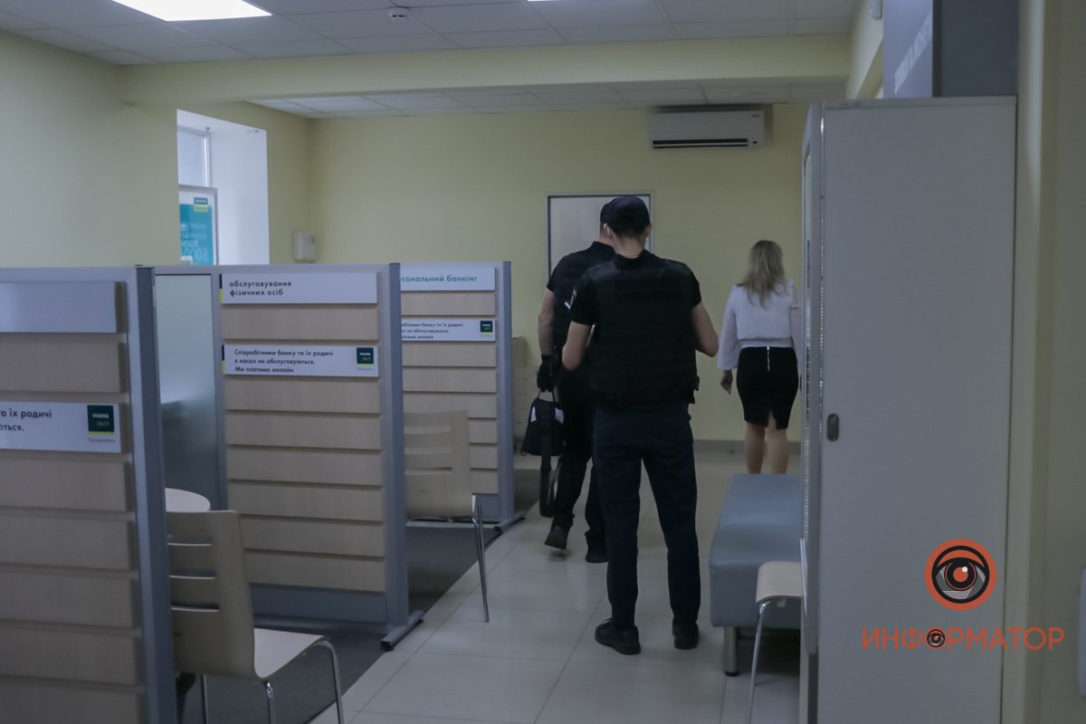 В отделение "Ощадбанка" ворвался мужчина и угрожал взорвать гранату 7