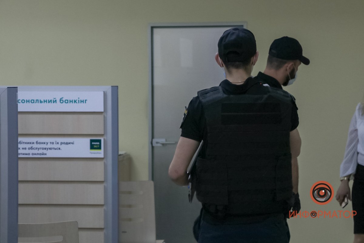В отделение "Ощадбанка" ворвался мужчина и угрожал взорвать гранату 8