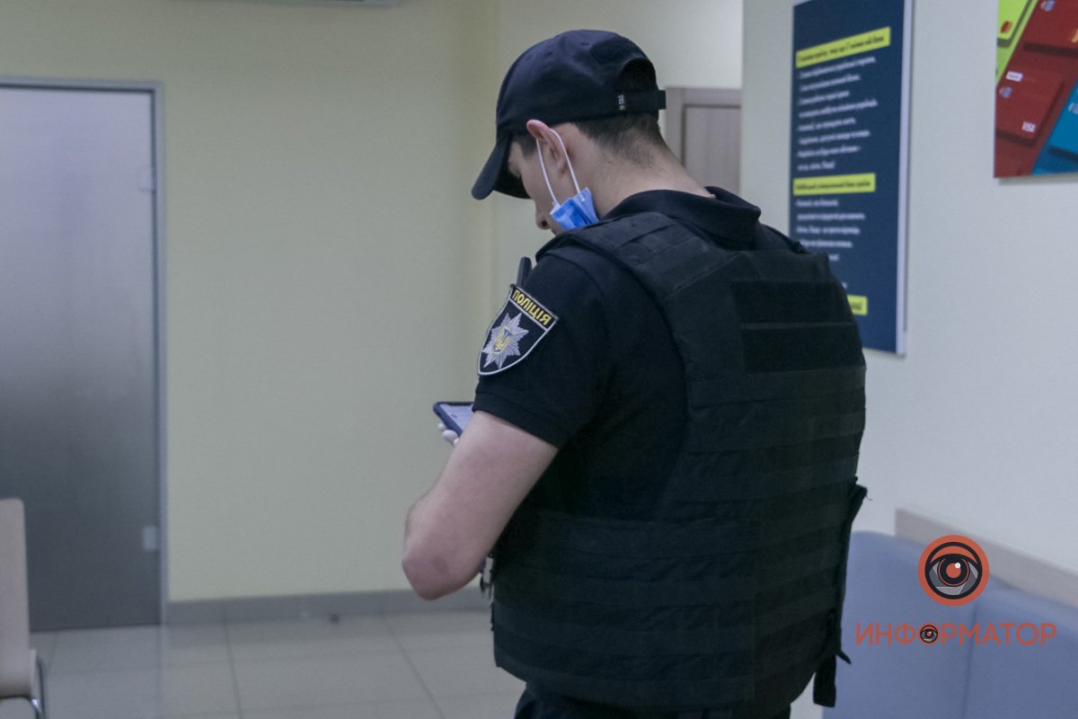 В отделение "Ощадбанка" ворвался мужчина и угрожал взорвать гранату 9