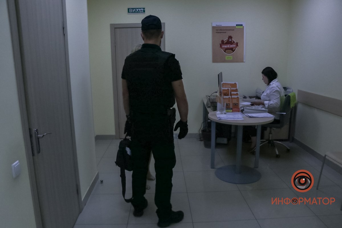 В отделение "Ощадбанка" ворвался мужчина и угрожал взорвать гранату 10