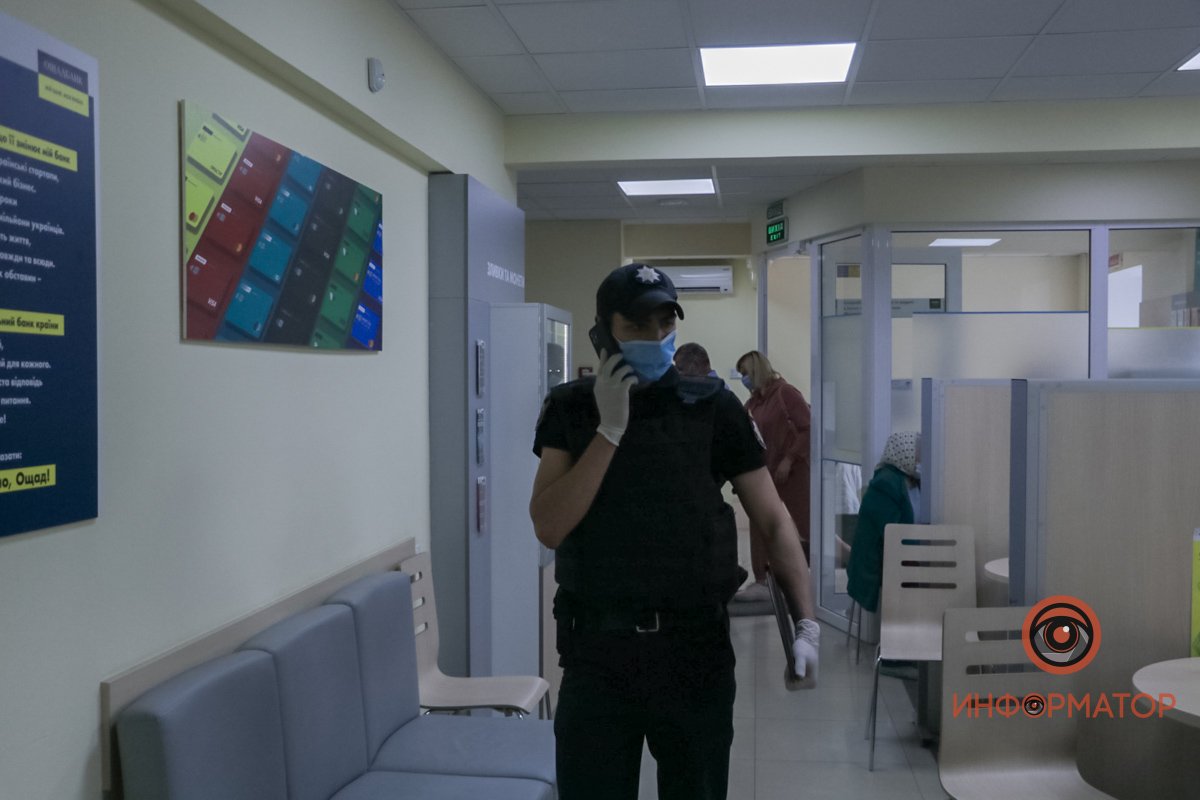В отделение "Ощадбанка" ворвался мужчина и угрожал взорвать гранату 11