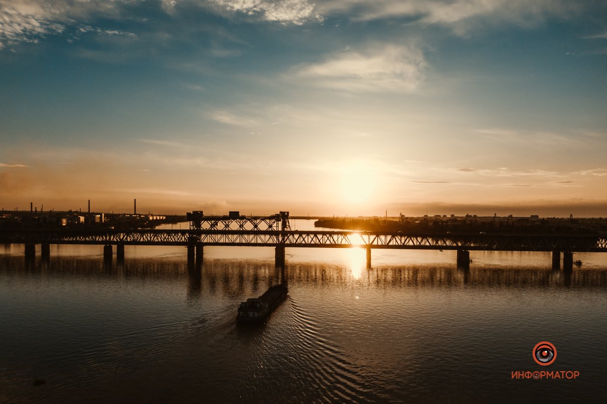 Рябь на зеркальной поверхности воды