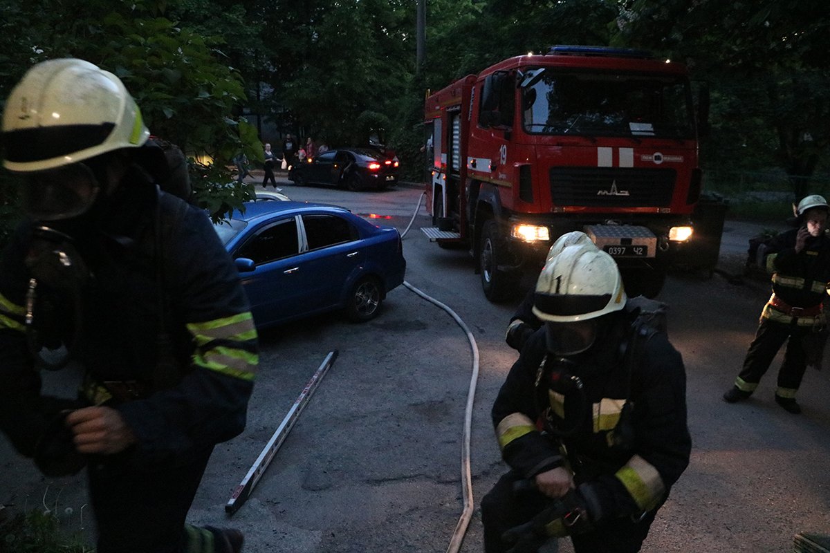 Пожар случился на Тополе-1 в двенадцатиэтажном доме