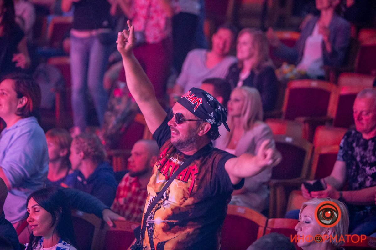 И даже разница в музыкальных вкусах не помеха для того, чтобы прийти вместе на концерт "Ляпис-98"