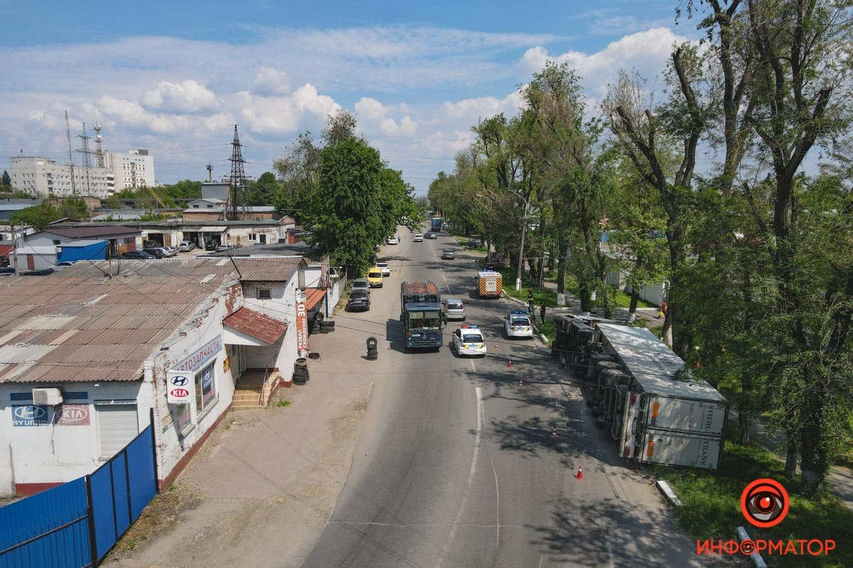 Фура не мешает проезду транспорта Фура не мешает проезду транспорта