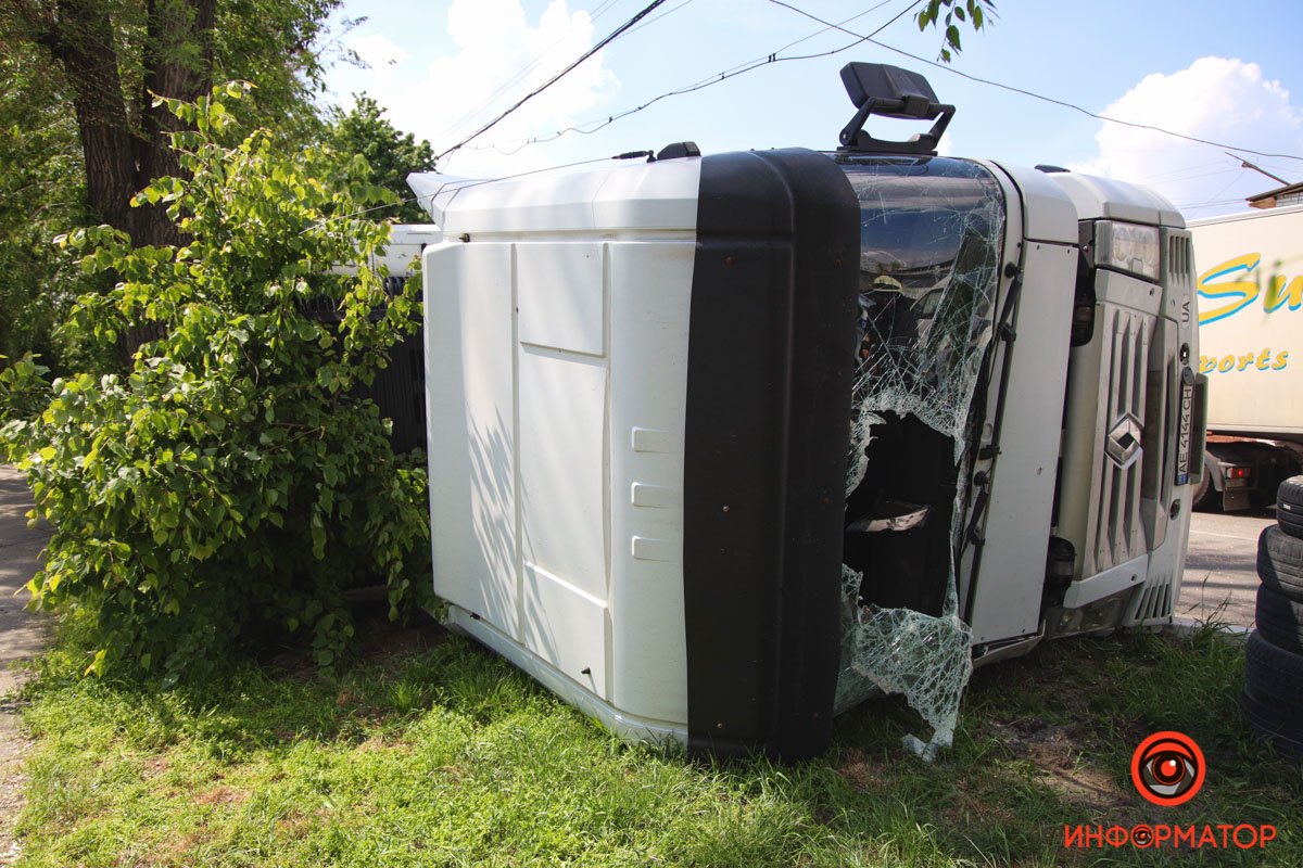 От удара об землю в кабине разбилось лобовое стекло От удара об землю в кабине разбилось лобовое стекло