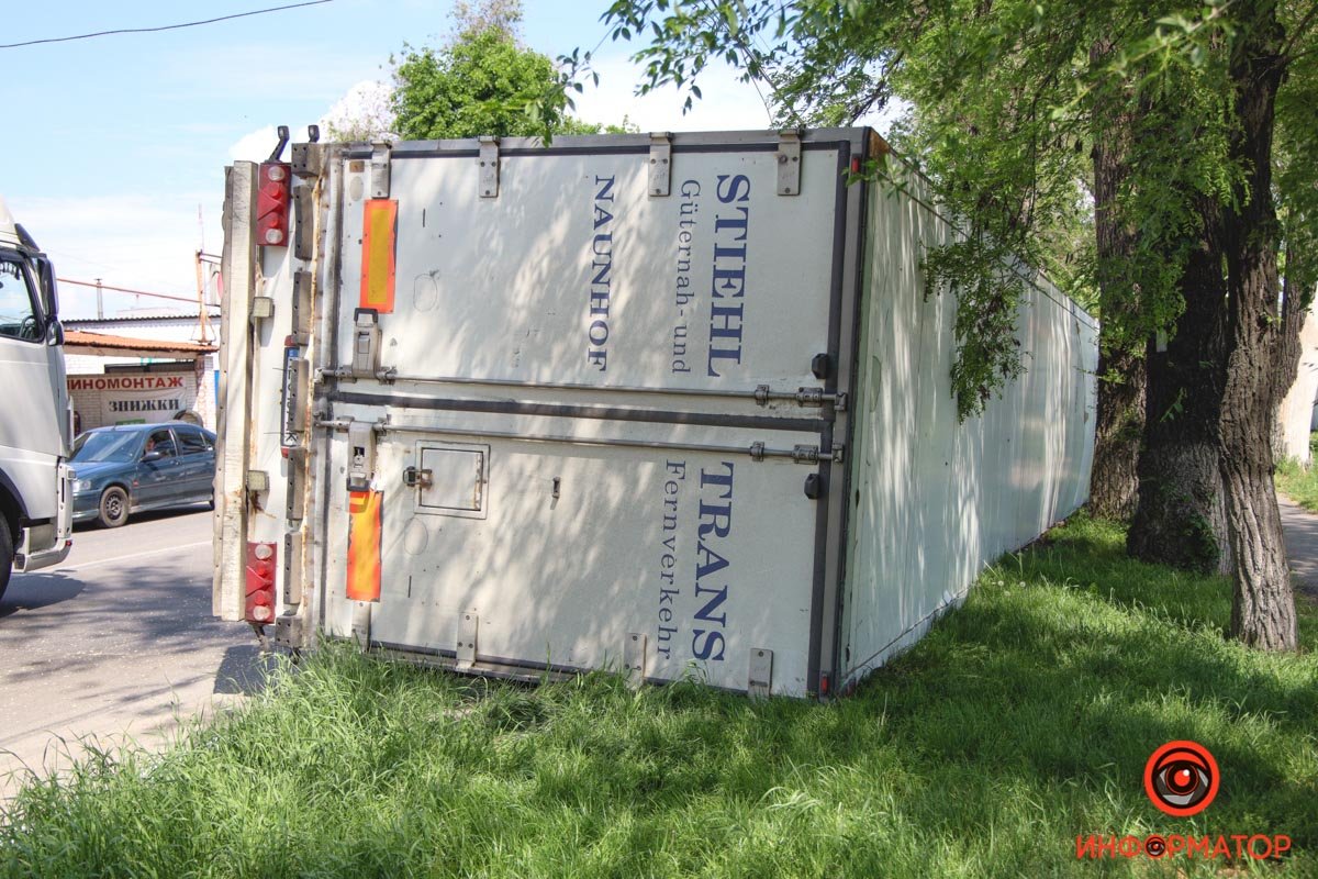 По предварительной информации, фура везла алкоголь По предварительной информации, фура везла алкоголь