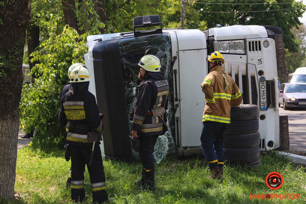 Поднимать фуру будет кран Поднимать фуру будет кран