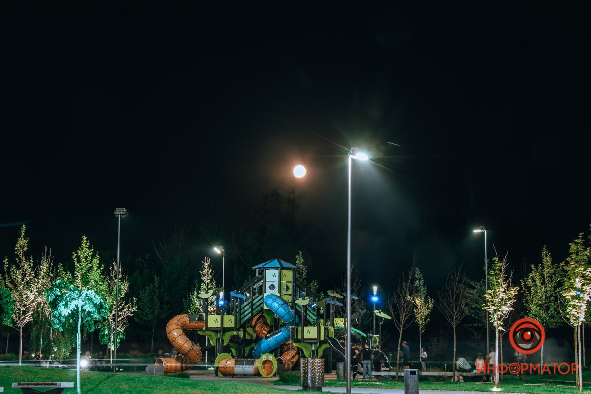 Луна смотрит на горожан Луна смотрит на горожан