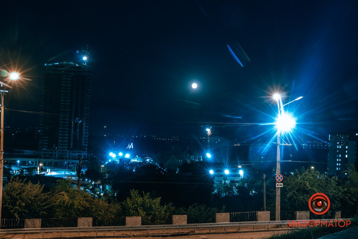 Издалека луна выглядит очень маленькой Издалека луна выглядит очень маленькой