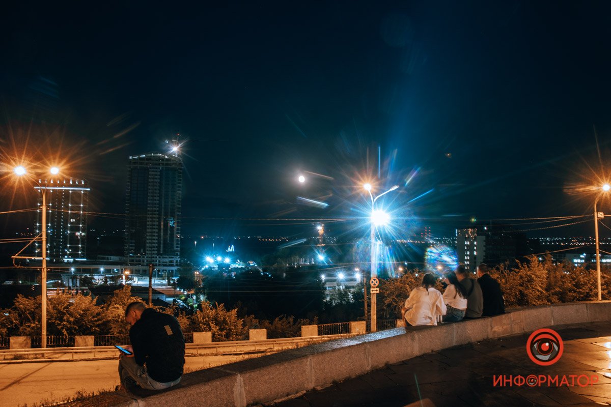 Горожане любуются полнолунием Горожане любуются полнолунием