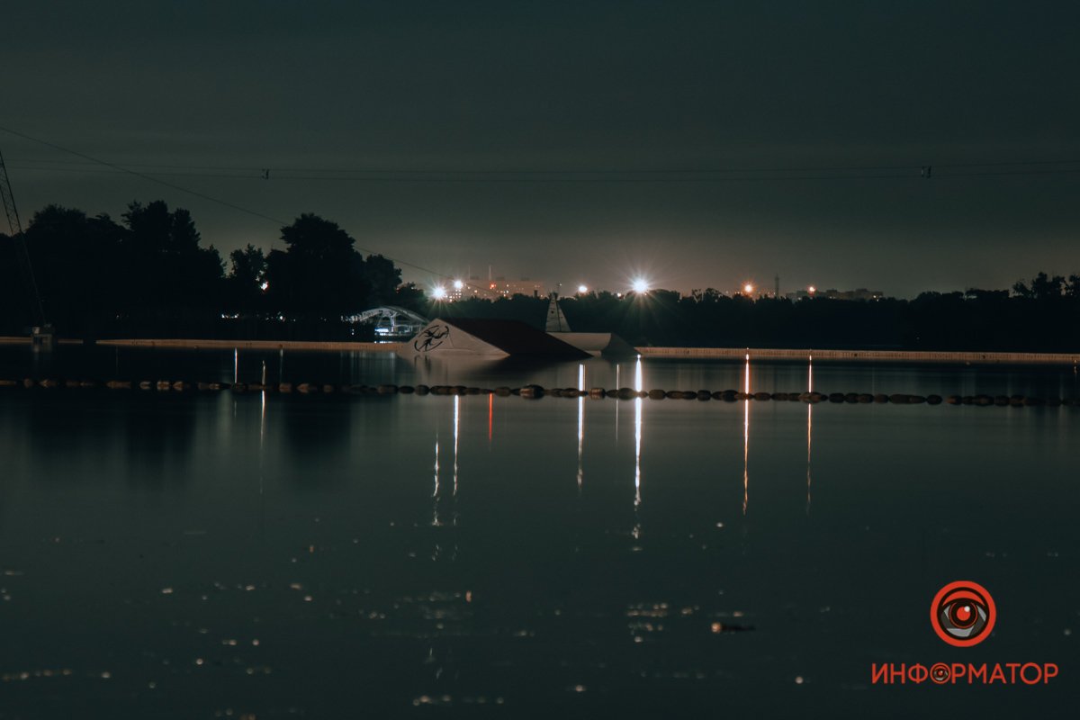 Вода отражает все огни Вода отражает все огни