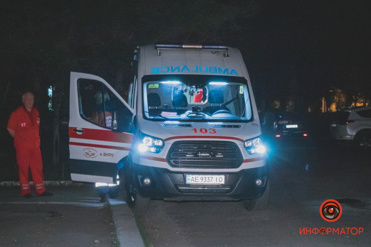 На месте работает скорая