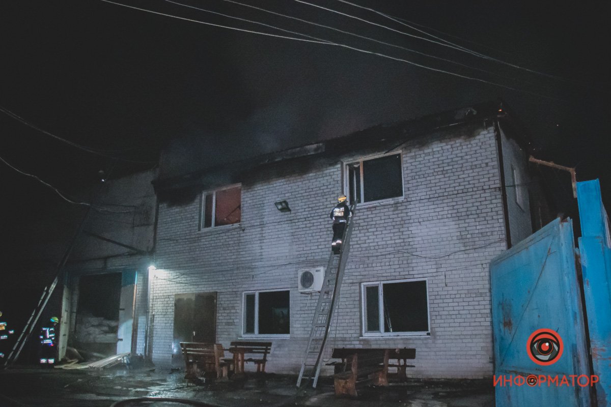 Рядом с горевшим зданием находится склад