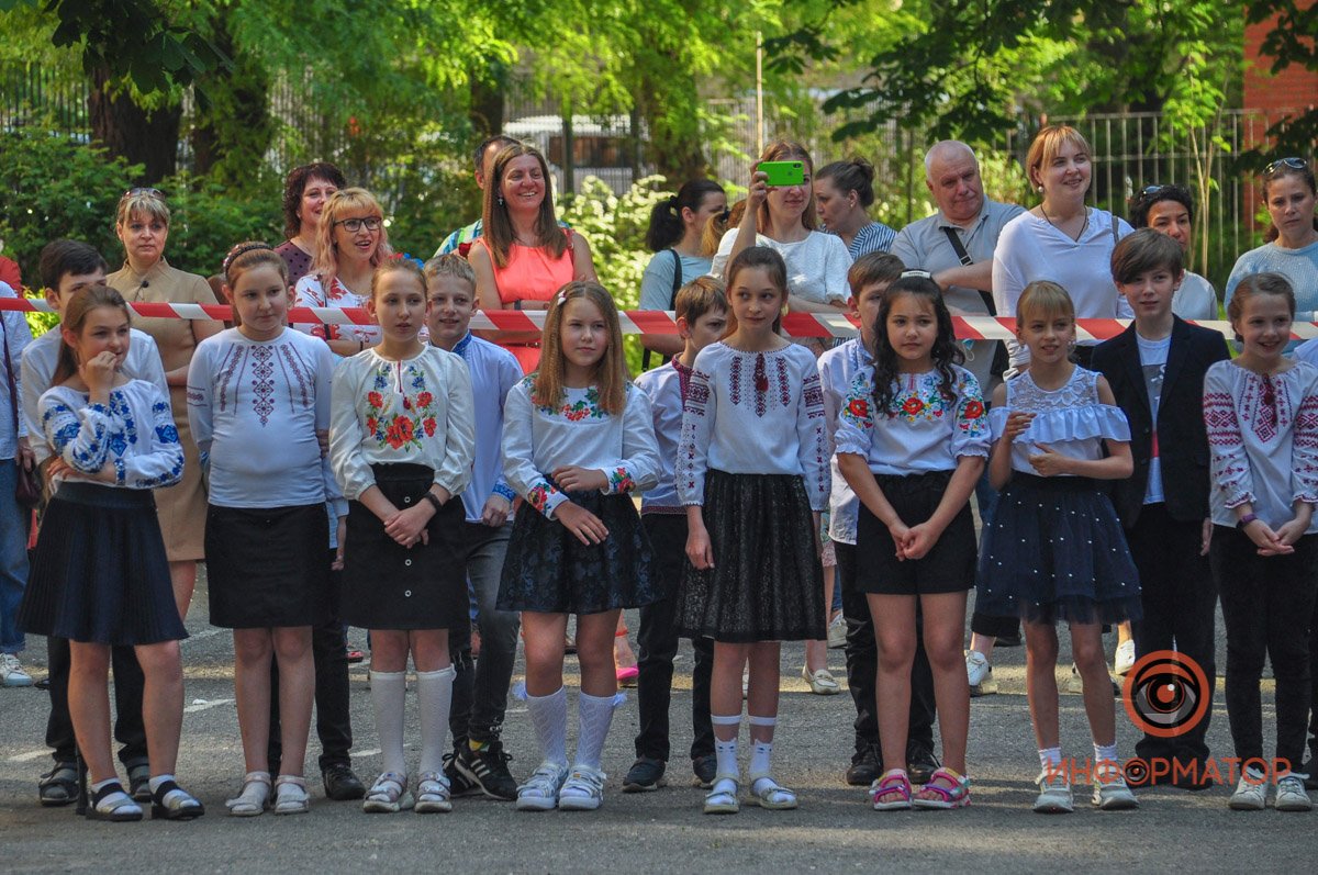 Родителям разрешили постоять за лентой