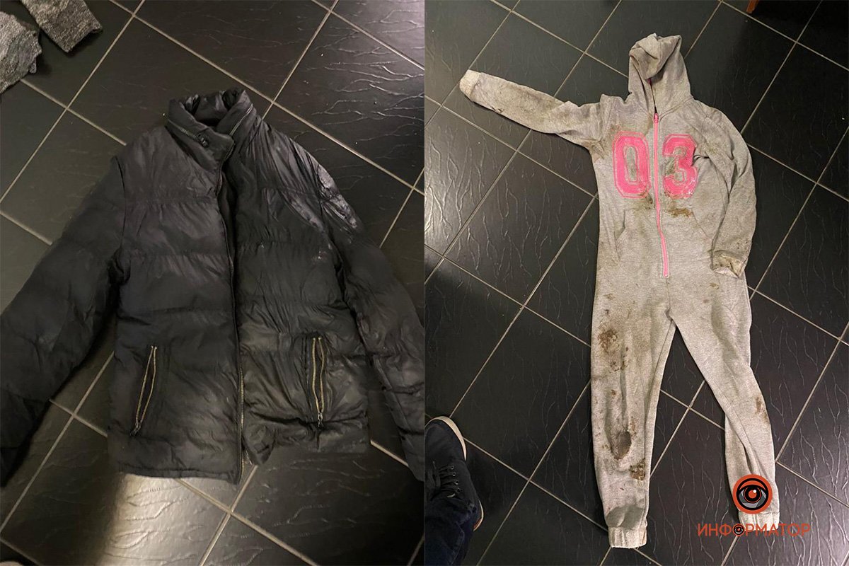 На ней была черная куртка и серый тканевый комбинезон