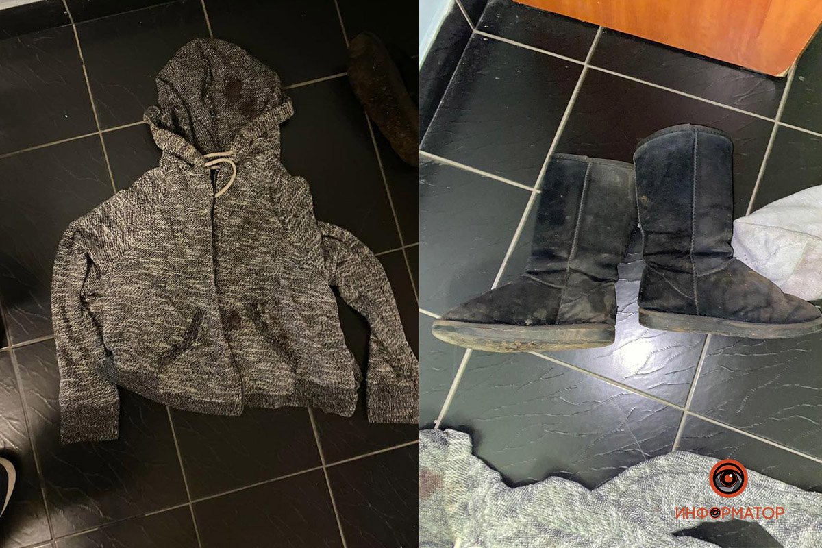 Была одета в черно-серую кофту с капюшоном и черные угги