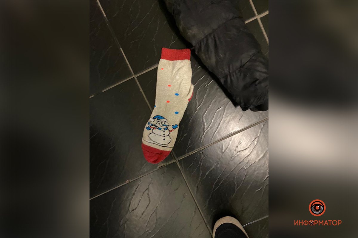 Серые носки со снеговиком