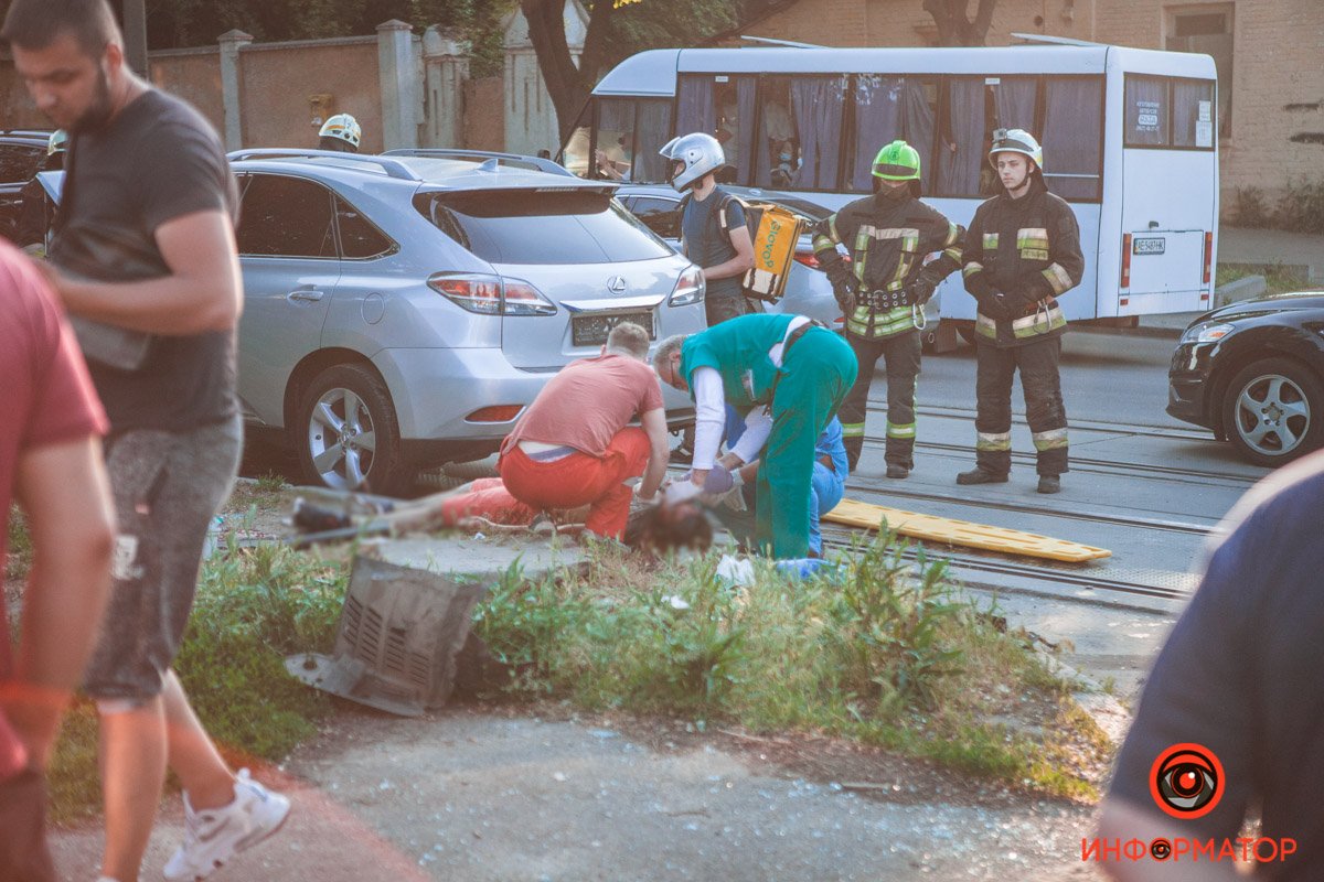 Медики пытались реанимировать водителя Hyundai Медики пытались реанимировать водителя Hyundai