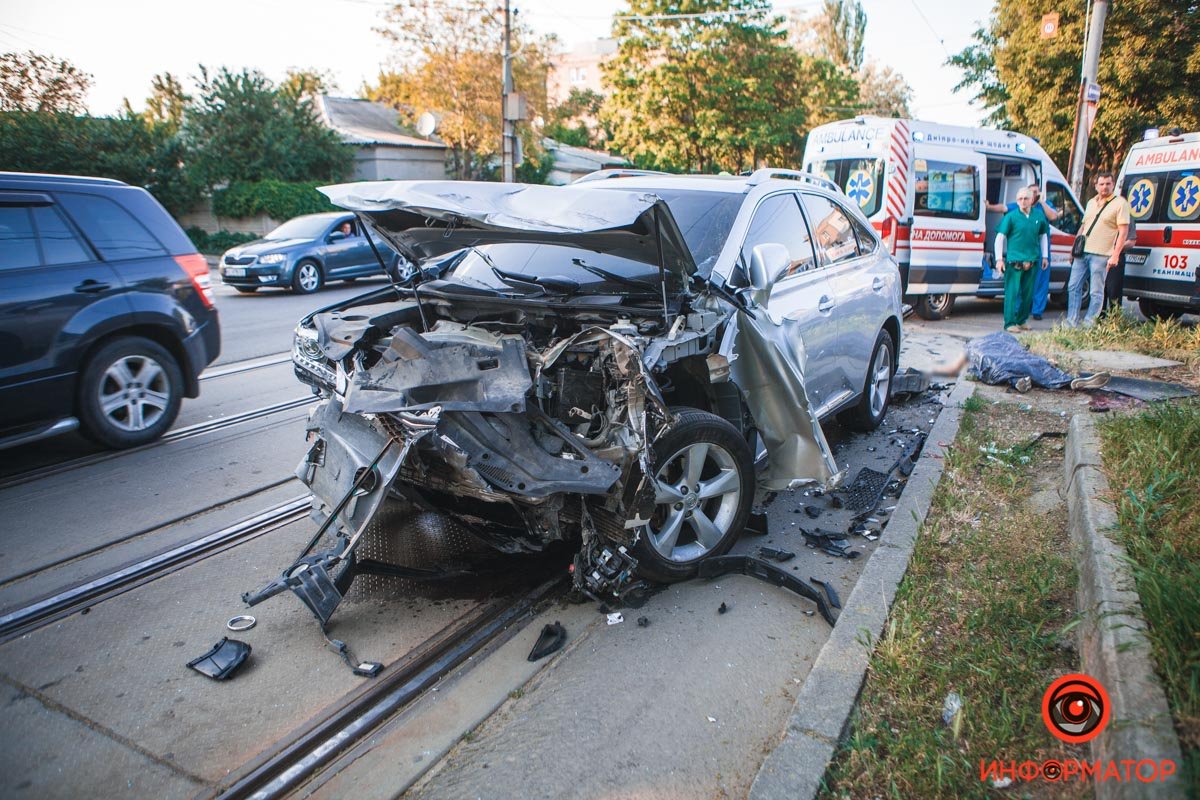 По предварительной информации, Lexus двигался по трамвайным путям По предварительной информации, Lexus двигался по трамвайным путям