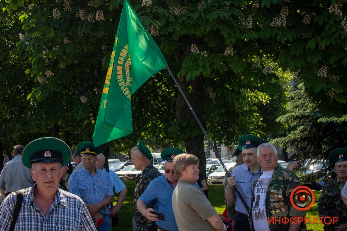 В руках - знамена бригад В руках - знамена бригад