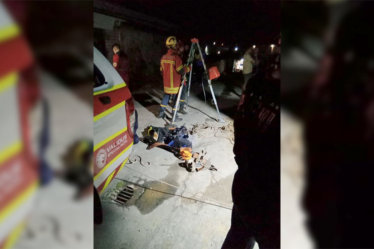 Во время работ случился обвал, в результате чего он провалился в 7-метровую яму