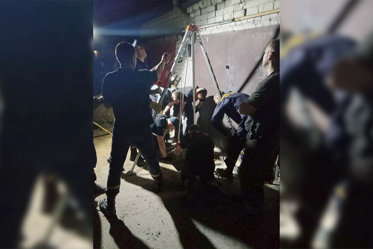 В 2:07 спасатели достали пострадавшего и передали его медикам