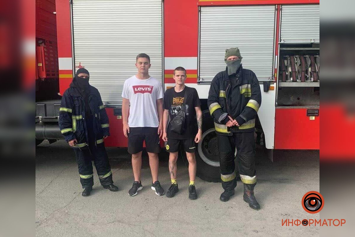 Свидетели рассказали, что двое парней помогали тушить пожар Свидетели рассказали, что двое парней помогали тушить пожар