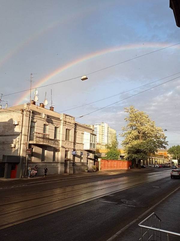 Трамвайные пути красиво проходят под радугой