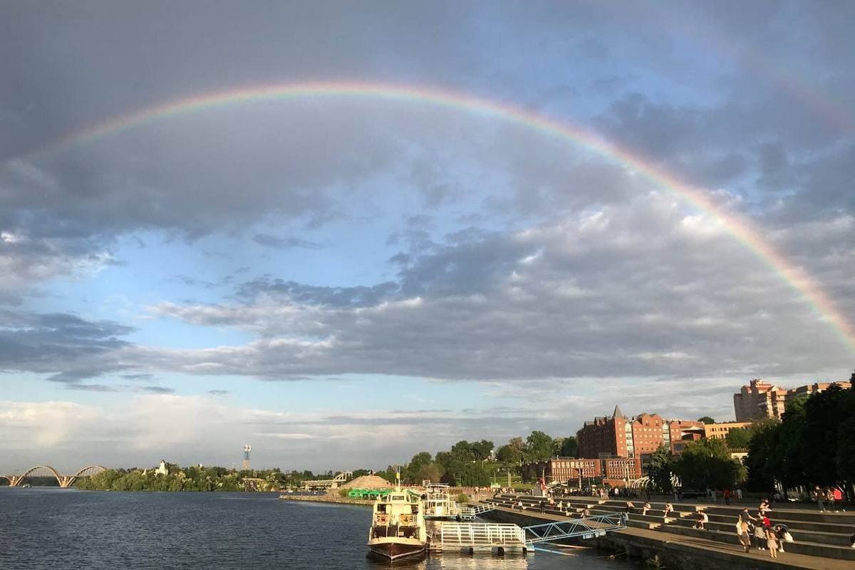 "Разноцветное коромысло над рекою повисло"
