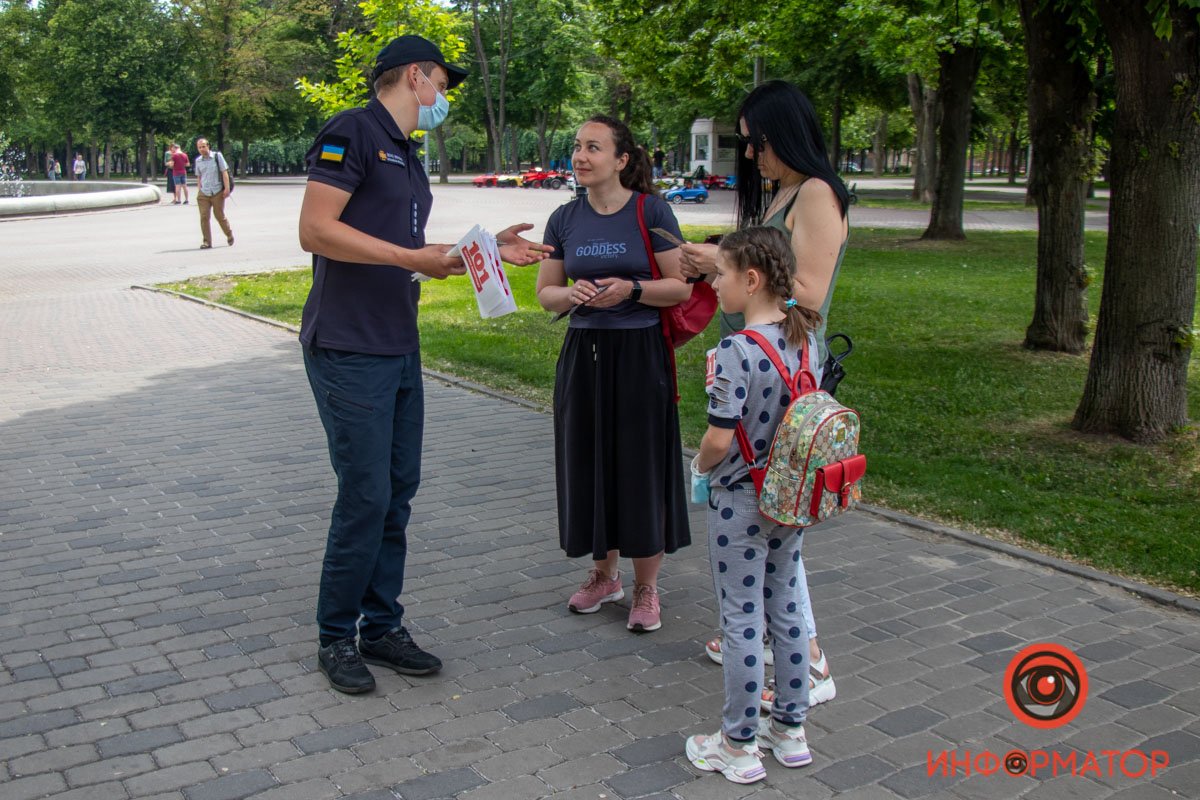 Сотрудники ГСЧС с удовольствием общались с прохожими и отвечали на вопросы