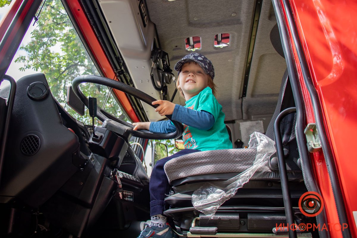 Можно все понажимать, потрогать и посигналить