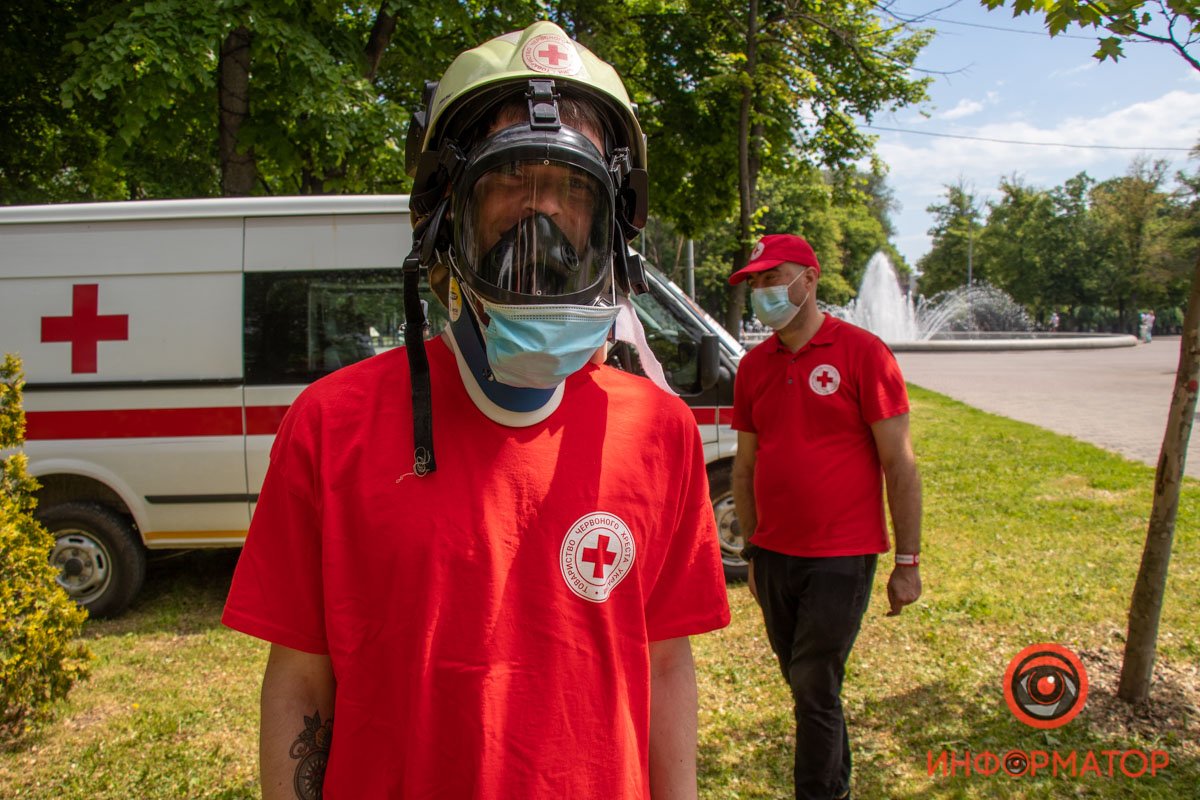 При содействии организации "Красный Крест"