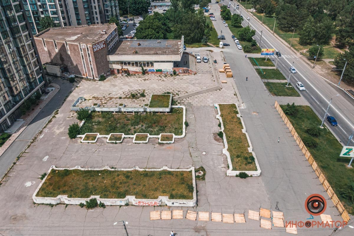 Заброшенное здание готовят к строительным работам Заброшенное здание готовят к строительным работам