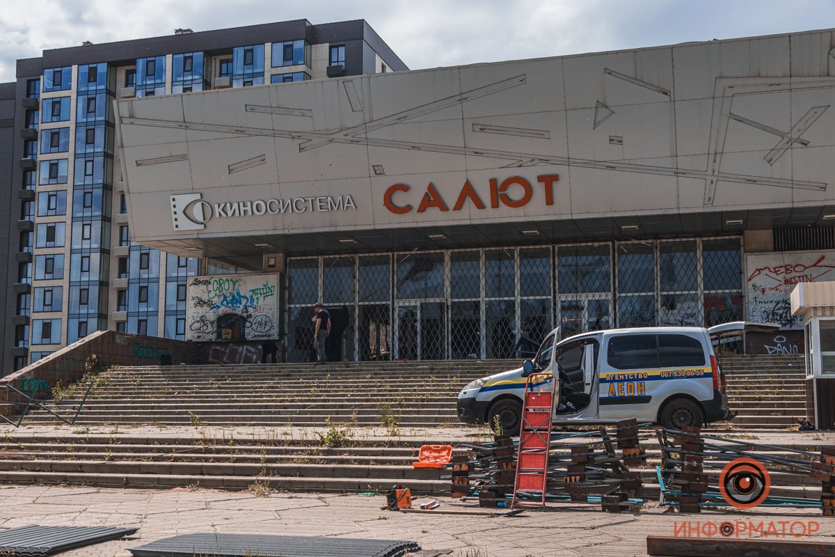 Устанавливают забор Устанавливают забор