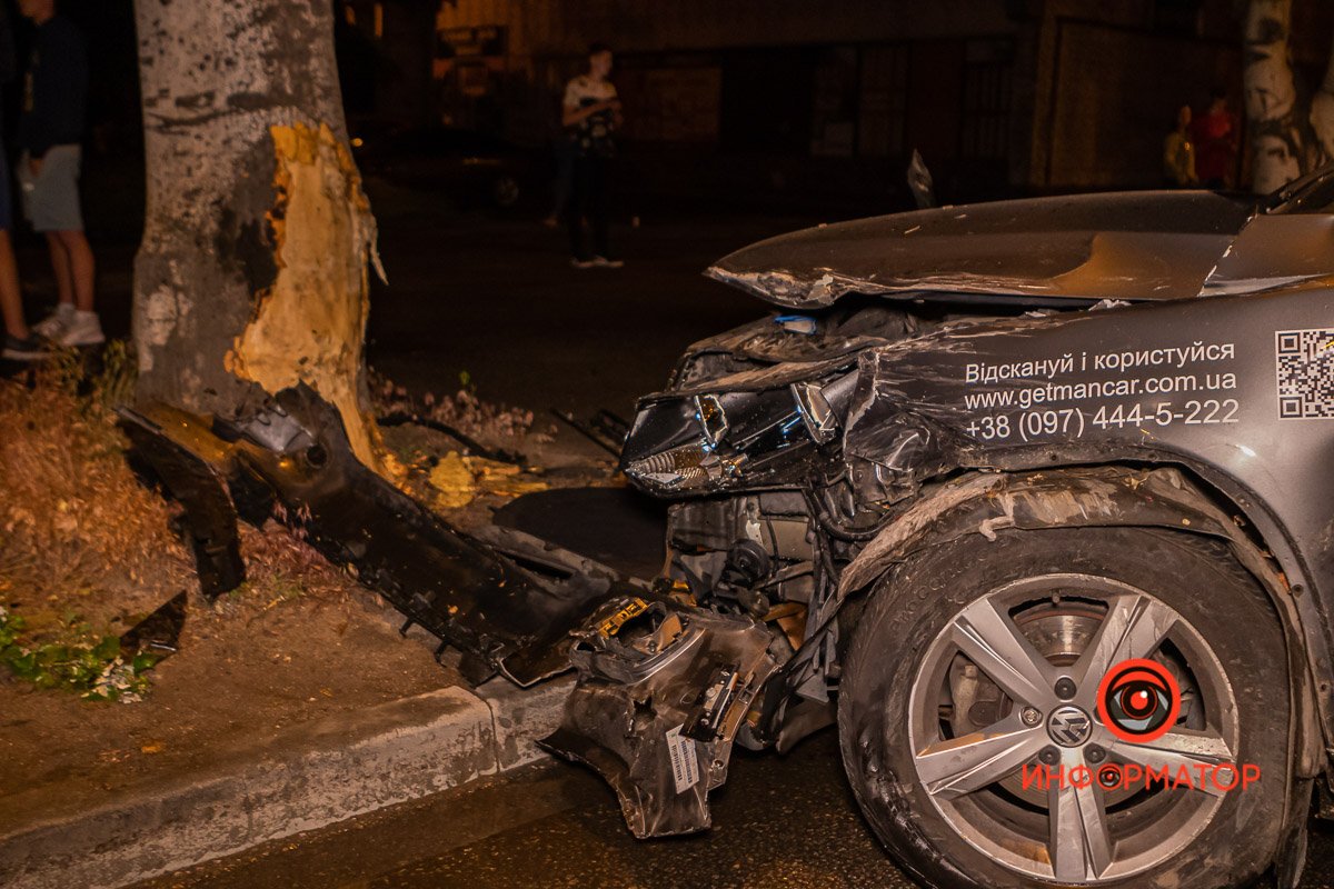 Здесь столкнулись автомобили Ford и Volkswagen каршеринга Getmancar