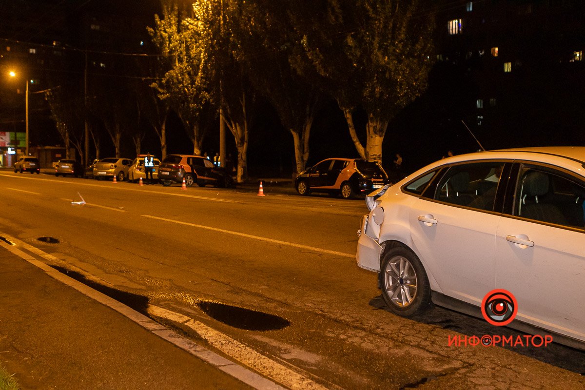 На светофоре водитель автомобиля Ford начал притормаживать, чтобы развернуться