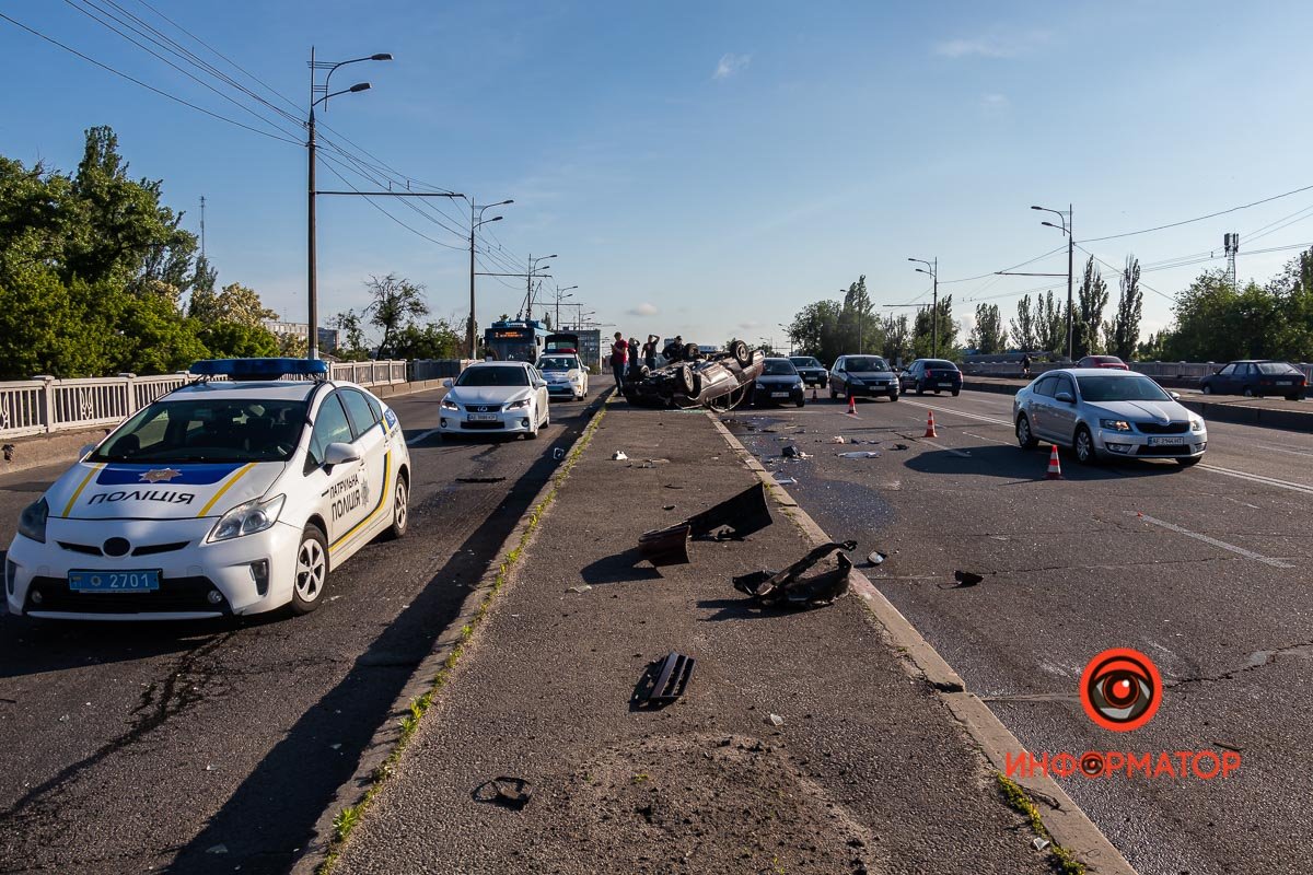 Opel выехал на "встречку", врезался в разделитель и перевернулся Opel выехал на "встречку", врезался в разделитель и перевернулся