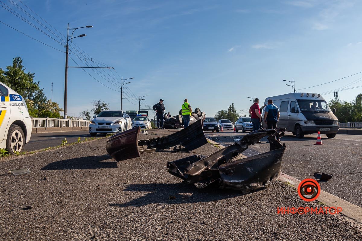 На проезжей части осталось много запчастей На проезжей части осталось много запчастей