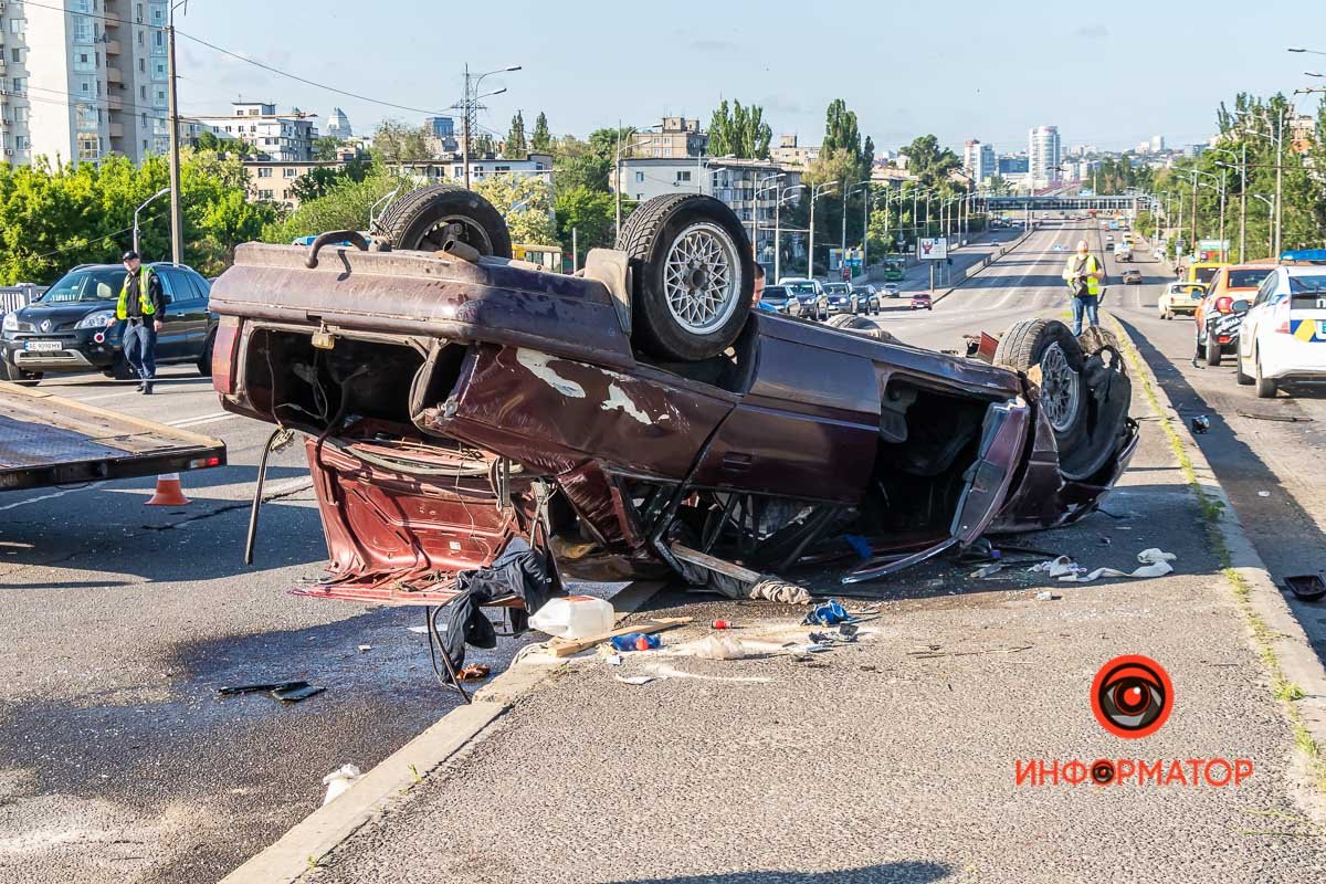 Для эвакуации полицейские перекрыли движение на центральной полосе Для эвакуации полицейские перекрыли движение на центральной полосе