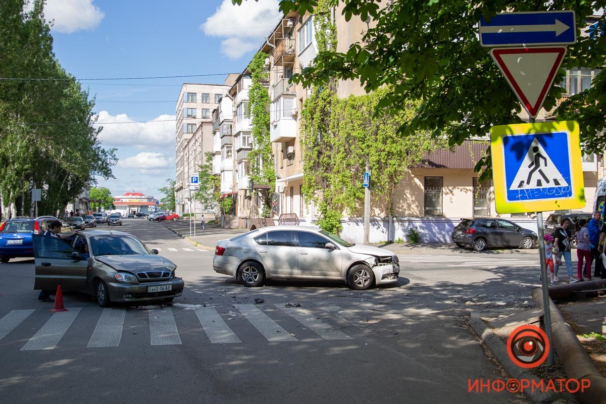 Движение на перекрестке затруднено Движение на перекрестке затруднено