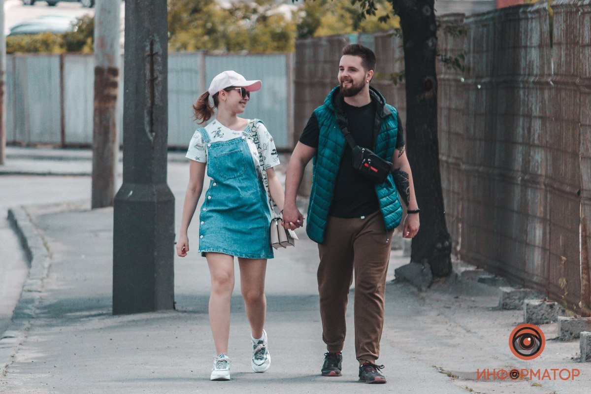 Держаться за руки во время прогулки - очень сближает