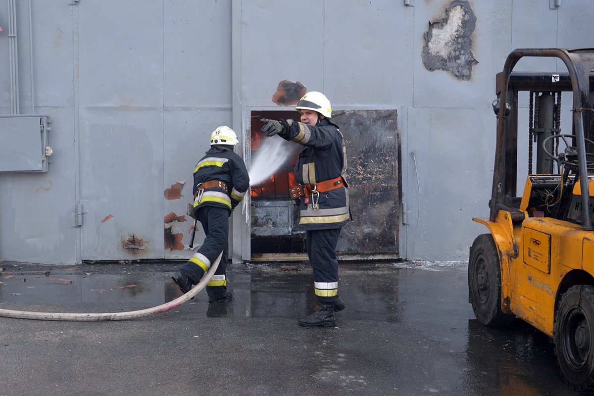 Горел металлический ангар, разделенный на две части