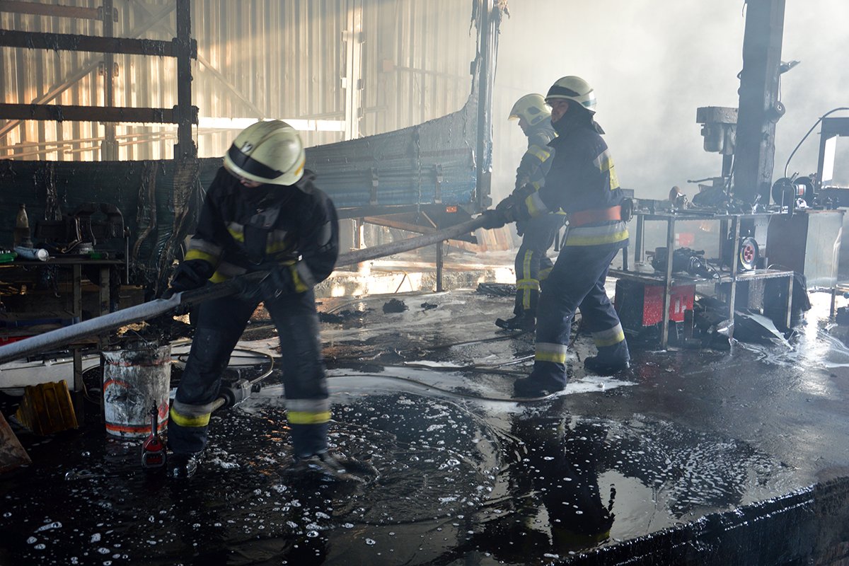 Огонь уничтожил два легковых автомобиля, микроавтобус, прицеп, шины и инструменты