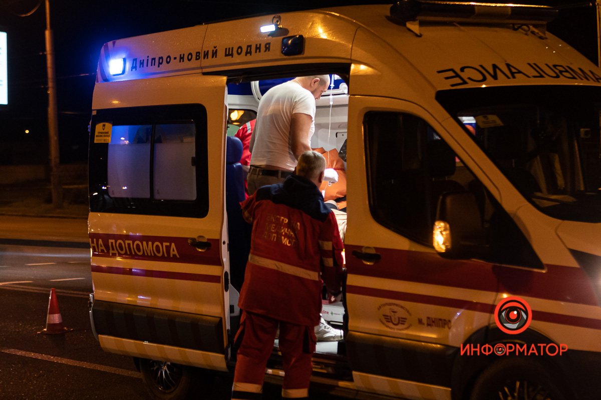 Скорая забрала пострадавшего в больницу имени Мечникова